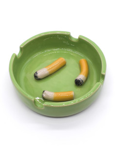 Pieza cerámica cenicero